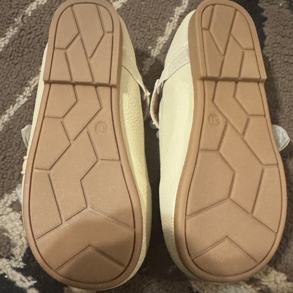 SHEIN Cream Pearl Bow Kids Dress Shoes - Picture 4 of 5